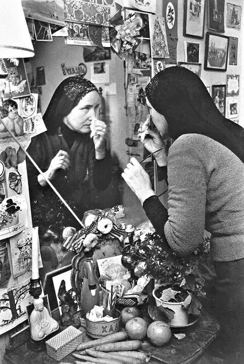 Little Edie applies her make-up at Grey Gardens, 1976.